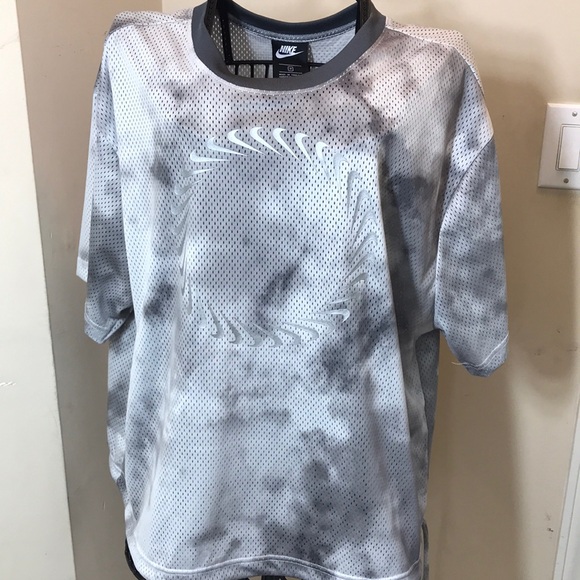 NWOT NIKE Plus Size Gray & Silver SPORTS Top with Silver Swoosh Size 1X - Picture 2 of 9